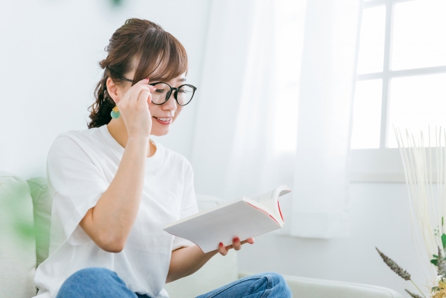 眼鏡をかけて読書する女性